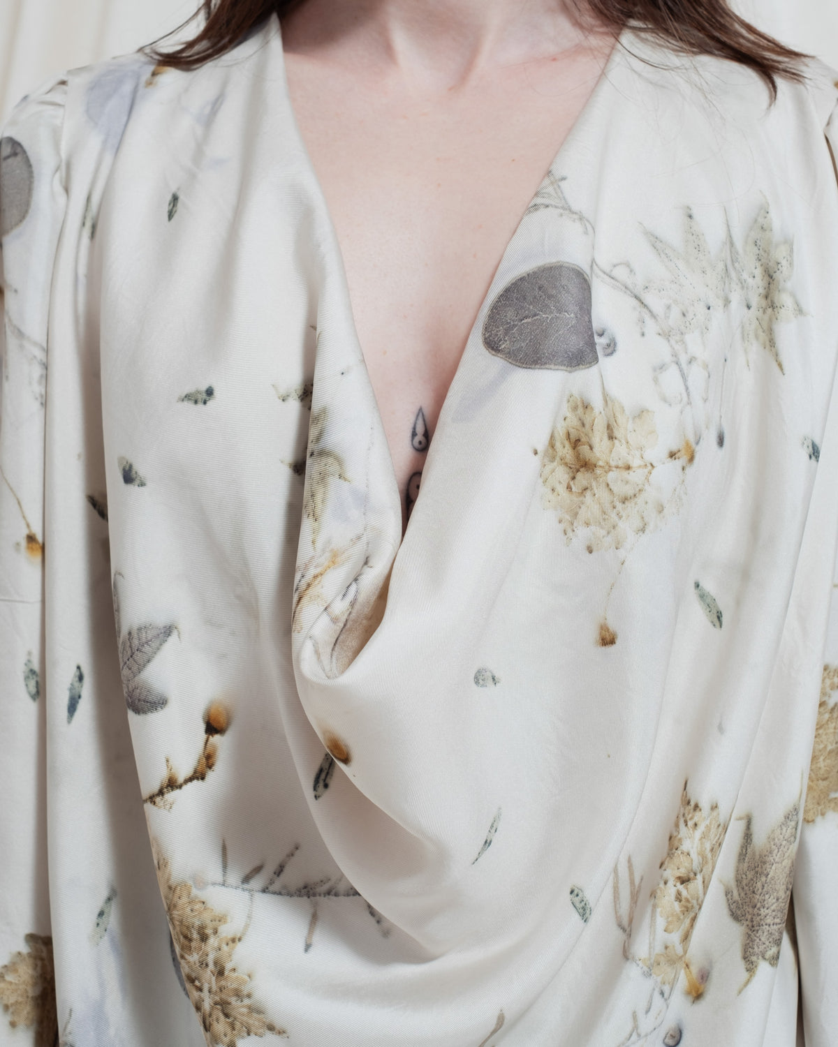 Camicia Mya in ecoprint con drappeggio frontale