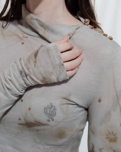 Maglia crop a maniche lunghe Ametea con tintura naturale ed ecoprint